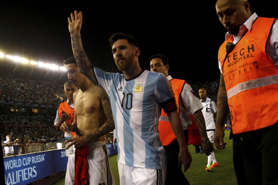 Kapitán Argentiny Lionel Messi slaví po zápase proti Chile výhru s fanoušky