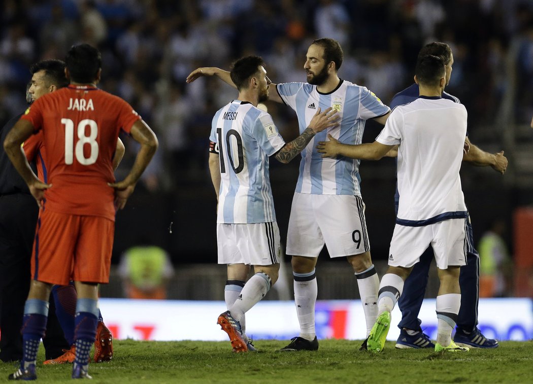 Fotbalisté Argentiny slaví důležitou výhru nad Chile