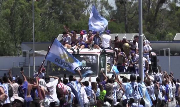 Šílená jízda Argentinců! Pět milionů lidí ucpalo ulice, na Messiho skočili z mostu