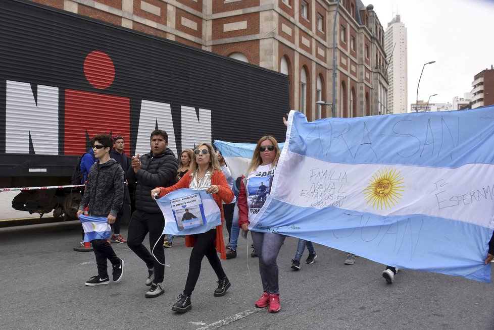 Lidé v Argentině tlačí na vládu kvůli vyšetřování zmizení ponorky San Juan.