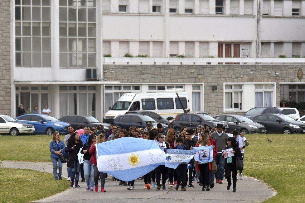 Lidé v Argentině tlačí na vládu kvůli vyšetřování zmizení ponorky San Juan.