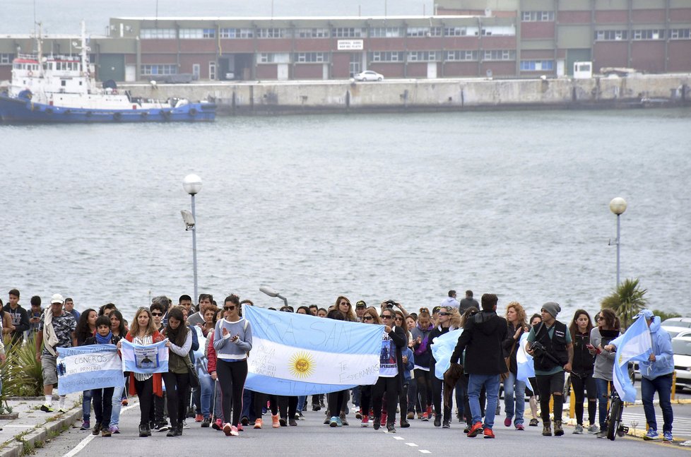 Lidé v Argentině tlačí na vládu kvůli vyšetřování zmizení ponorky San Juan.