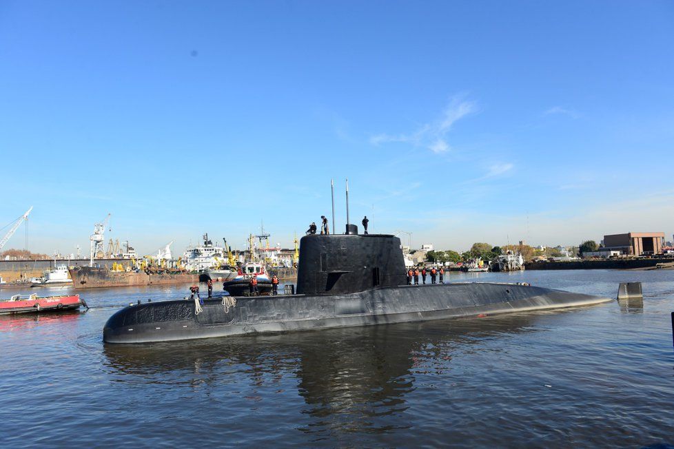 Armádní ponorka San Juan v červnu 2014 při odplutí z přístavu v Buenos Aires, hlavním městě Argentiny