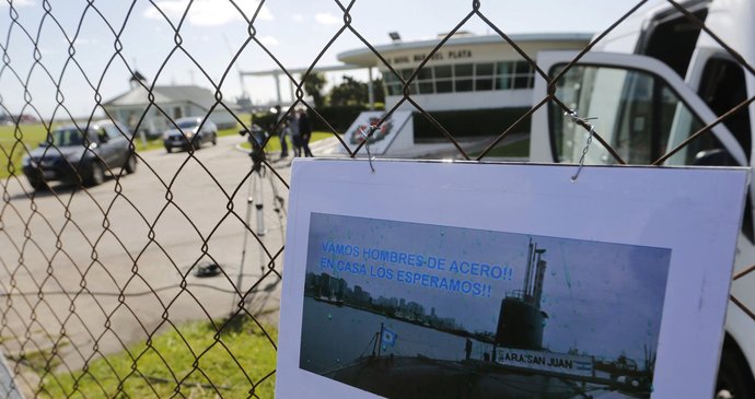 Pátrání po pohřešované argentinské ponorce pokračuje.