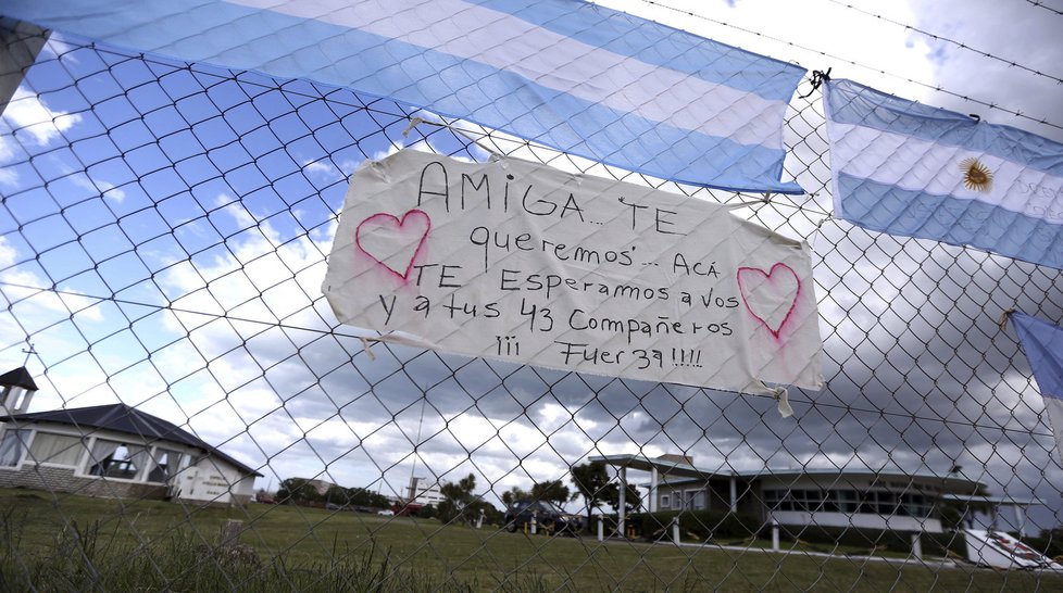 Pátrání po pohřešované argentinské ponorce pokračuje.