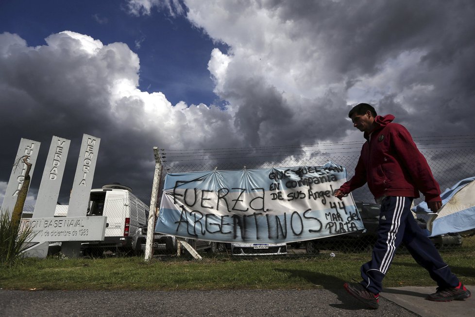 Pátrání po pohřešované argentinské ponorce pokračuje.