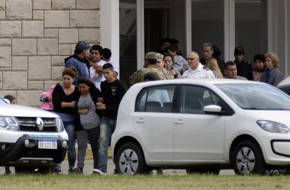 Příbuzní posádky z ponorky ARA San Juan se nechtějí vzdát naděje.