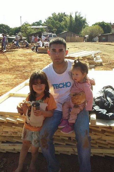 Dobrovolník Ríos s posadaskými dětmi.