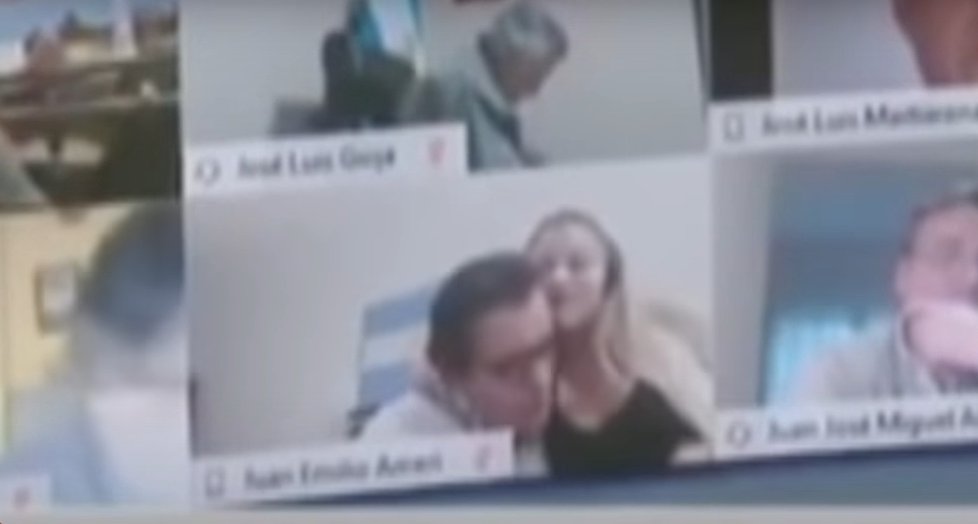 Poslanec políbil manželku na prsa při videokonferenci, kvůli tomu rezignoval