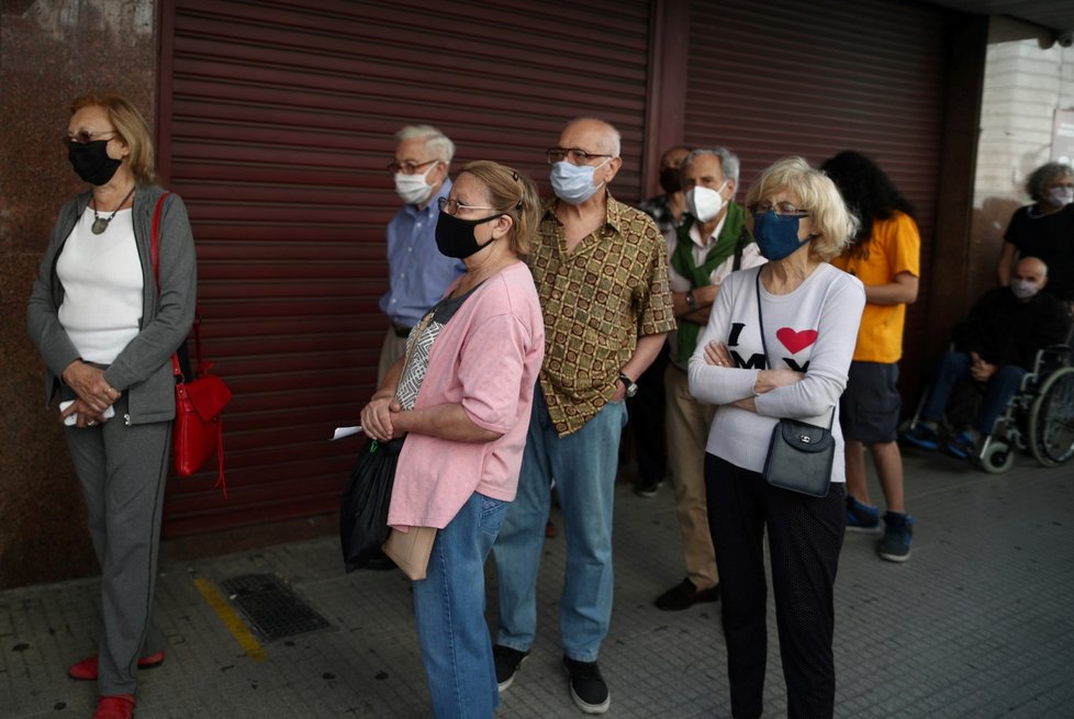 Lidé čekají na vakcínu proti covid-19 před stadionem v argentinském Buenos Aires (19. 3. 2021)