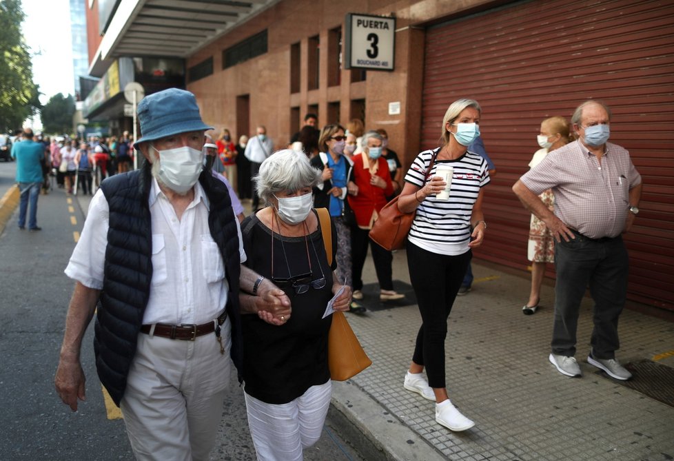 Lidé čekají na vakcínu proti covid-19 před stadionem v argentinském Buenos Aires (19. 3. 2021)