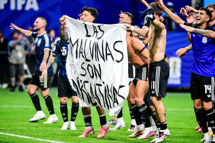 Postoj argentinských fotbalistů vyvolal na mistrovství světa skandál. Postoj argentinských fotbalistů vyvolal na mistrovství světa skandál.
