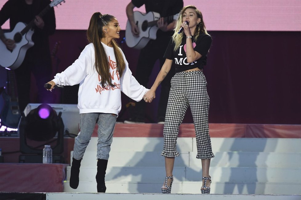 Ariana Grande a Miley Cyrus na koncertě One Love Manchester