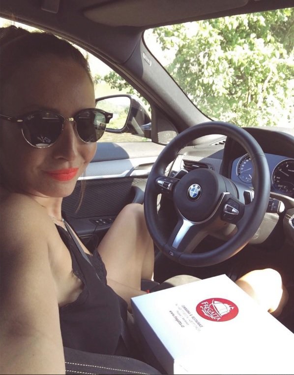 Veronika Arichteva a vypůjčené auto.