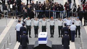 Čestná stráž u rakve zesnulého izraelského expremiéra Šarona