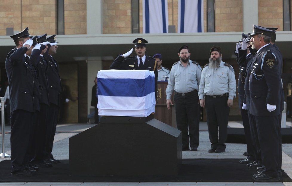 Pietní akt v izraelském parlamentu: Rozloučení s expremiérem Šaronem