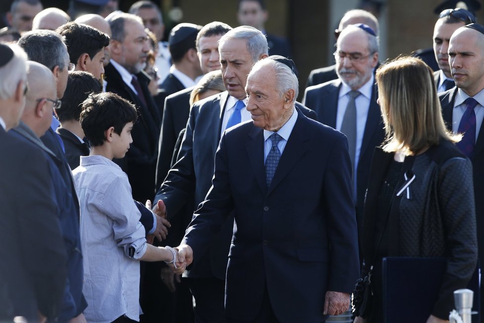 Současný premiér Netanjahu se zdraví se Šaronovou rodinou