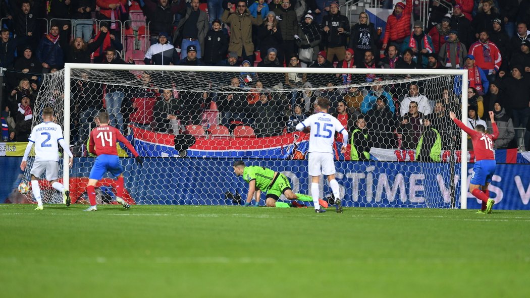 Kosovský gólman Arijanet Muric se marně ohlíží za míčem, který skončil po střele Alexe Krále v brance