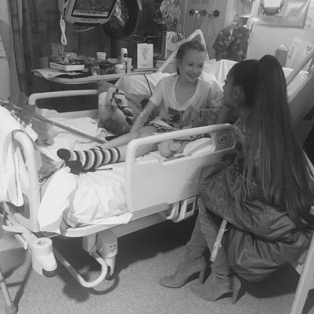 Ariana Grande navštívila po útoku své fanoušky, kteří skončili v nemocnici.