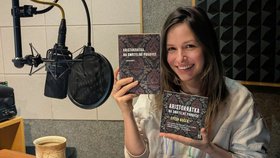 Aristokratka na smrtelné pohovce (audiokniha): Poslední okamžiky (ne)štěstí života Marie III. – Naše aristokratka už není tou roztomilou mladou dámou, kterou trápí problémy s láskou, nýbrž téměř půl století zkušenou ženou se sarkastickým pohledem na svět. Jednoho příšerně horkého dne však na onom jediném tichém a příjemně chladném místě na celém zámku Marii čeká namísto vytouženého klidu vetřelkyně, jež o sobě prohlašuje, že je Smrt...