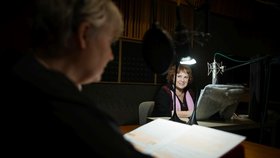 Aristokratka na smrtelné pohovce (audiokniha): Poslední okamžiky (ne)štěstí života Marie III. – Naše aristokratka už není tou roztomilou mladou dámou, kterou trápí problémy s láskou, nýbrž téměř půl století zkušenou ženou se sarkastickým pohledem na svět. Jednoho příšerně horkého dne však na onom jediném tichém a příjemně chladném místě na celém zámku Marii čeká namísto vytouženého klidu vetřelkyně, jež o sobě prohlašuje, že je Smrt...