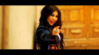 Afghánská zpěvačka si hraje na Kim Kardashian, teď ale musela po nátlaku islamistů spálit své šaty  