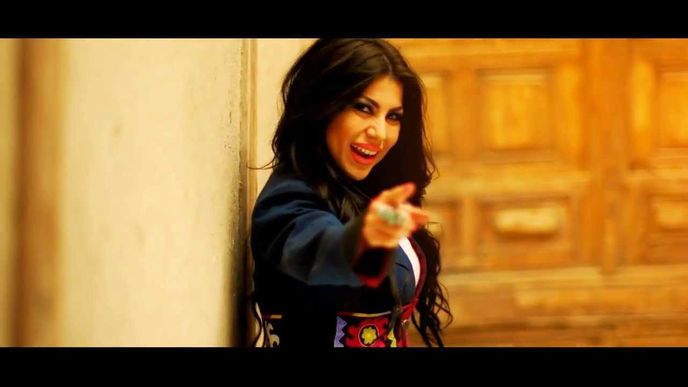Afghánská zpěvačka Arjana Sajídová si někdy hraje na americkou celebritu Kim Kardashian. 