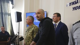 Ruský opoziční novinář Arkadij Babčenko, jehož vraždu oznámily ukrajinské úřady, „oživl“. Vystoupil na tiskové konferenci.