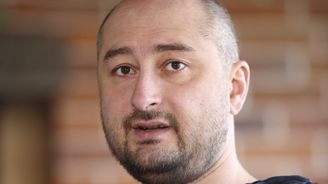 Ruský novinář Babčenko žije. Jeho vraždu měly zinscenovat ukrajinské tajné služby