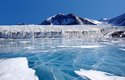 Zaledněné jezero Fryxell na Antarktidě, která nejchladnějším kontinentem na Zemi.