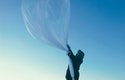 Vypouštění balonu, který měří množství stratosférického ozonu v Arktidě