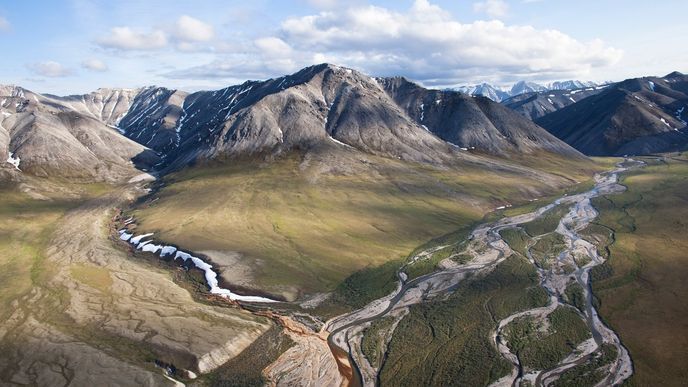 Arktická národní přírodní rezervace: Na severovýchodní Aljašce, u hranice s Kanadou, najdeme chráněnou oblast o velikosti Česka. Arktická národní přírodní rezervace je domovem mnoha různých arktických ekosystémů. Pokud se pomocí letecké dopravy odhodláte třeba do městečka Barrow u severního okraje rezervace, budou na vás čekat křišťálové ledovce a nekonečné tundry a tajgy, to vše přístupné pouze pěšky, na koni či lodí. Dlouhodobé zdraví rezervace, na které se pohybuje také několik původních domorodých kmenů, je bohužel ohrožováno těžbou ropy v sousedním městě Prudhoe Bay.