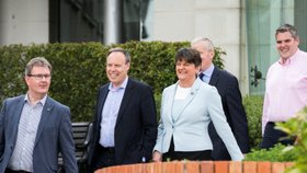Šéfka unionistů (DUP) Arlene Foster s nově zvolenými poslanci v Belfastu