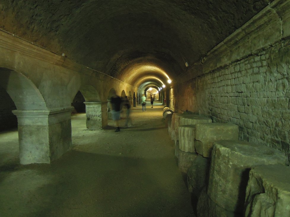 Cryptoporticus jsou podzemní chodby pod fórem, kde se v minulosti obchodovalo