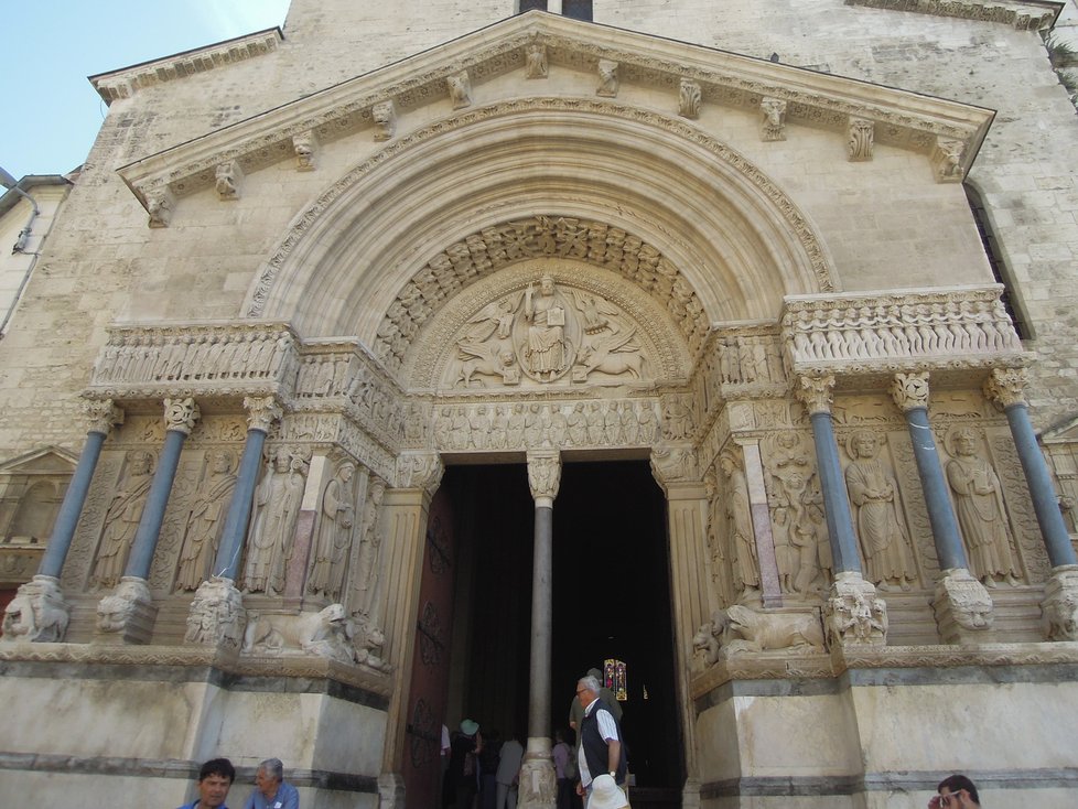 Středověká katedrála St. Trophime s cenným portálem