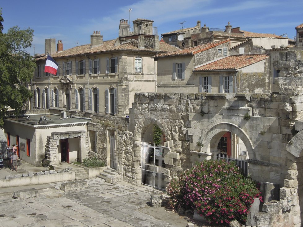 Římské památky v Arles prorůstají s modernější zástavbou