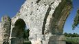 Pozůstatky slavného římského akvaduktu poblíž francouzského města Arles