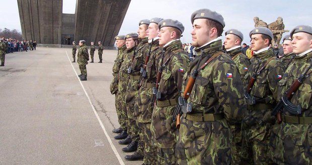Na zahraniční mise vyrazí letos 810 českých vojáků. Loni jich bylo víc