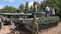 Velitel tanku rotný Adam (29) u svého Leoparda 2A4 Velitel tanku rotný Adam (29) u svého Leoparda 2A4