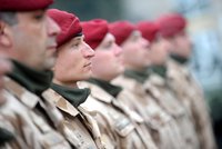 Nejvíce Češi důvěřují armádě a policii. Nejméně neziskovkám a médiím, vyplývá z průzkumu
