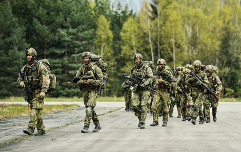 Ilustrační foto- Během vojenského cvičení v Libavé zasáhlo střelbou z kanonu jedno bojové vozidlo druhé.