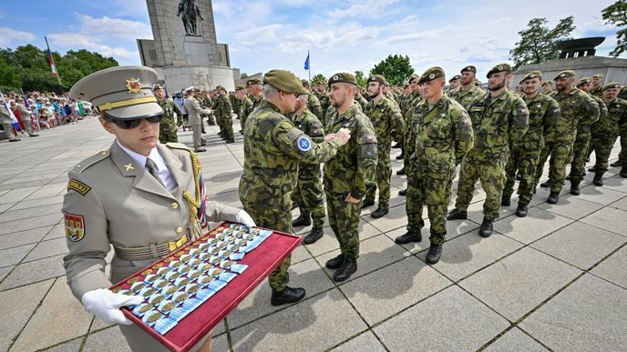 Vyznamenávání českých vojáků po návratu z mise v Kosovu