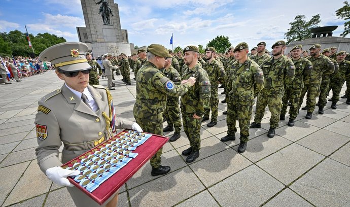 Vyznamenávání českých vojáků po návratu z mise v Kosovu