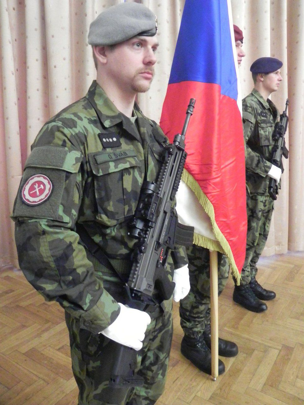 Absolventi kurzu coby noví členové aktivních armádních záĺoh dne spřísahali věrnost České republice