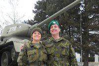 Výpravčí Mirek a studentka Linda: Drsné armádní cvičení záložáků! Mokří spali v mrazech