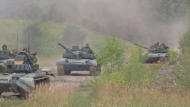 České tanky na cestě na nádraží, kde budou naloženy na vlak