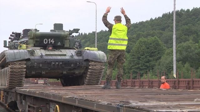 Tank se na vlak sotva vejde