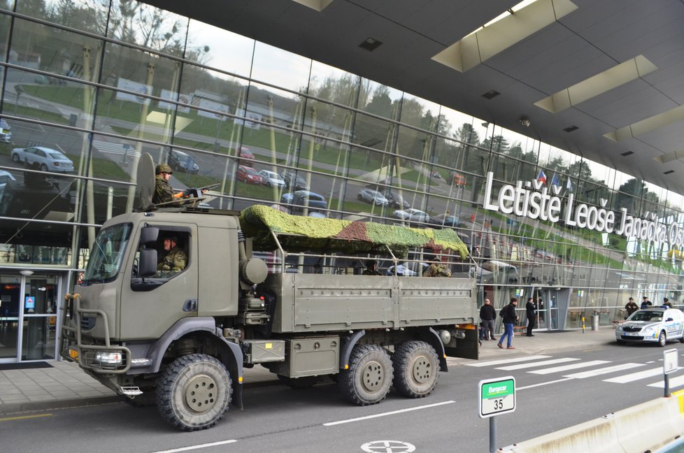 V celé republice cvičily stovky záložáků. Do Ostravy se na jejich práci přijelo podívat velení české armády v čele s ministryní Karlou Šlechtovou.