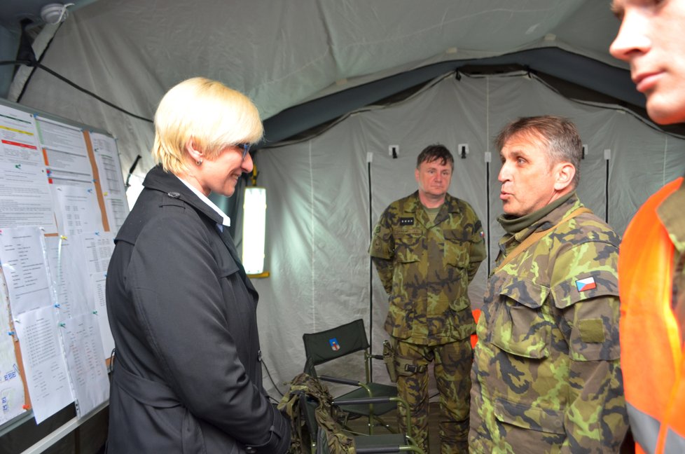 V celé republice cvičily stovky záložáků. Do Ostravy se na jejich práci přijelo podívat velení české armády v čele s ministryní Karlou Šlechtovou.