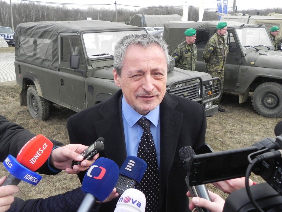 Ministr obrany Martin Stropnický si jeden z představených vozů osobně vyzkoušel.